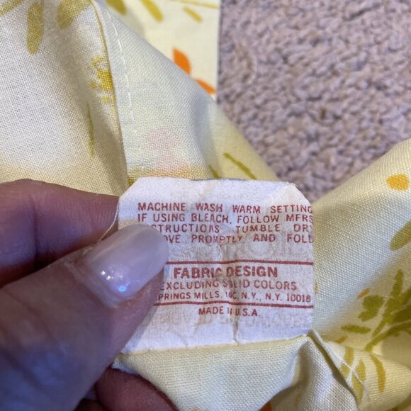 Vintage Pequot Muslin Pillowcases Set of 2 Standard Yellow Flower Power 70s USA - Picture 7 of 7